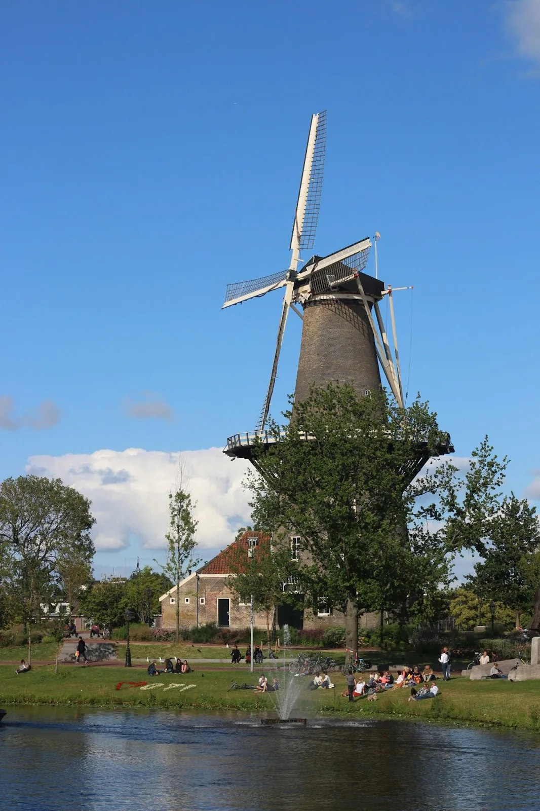 Een windmolen in Leiden